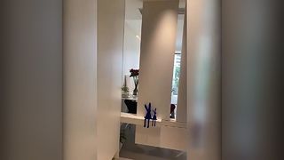 Internetberoemdheidsmeer met onregelmatig ontwerp, spiegel voor het hele lichaam die aan de muur hangt, onregelmatige muur