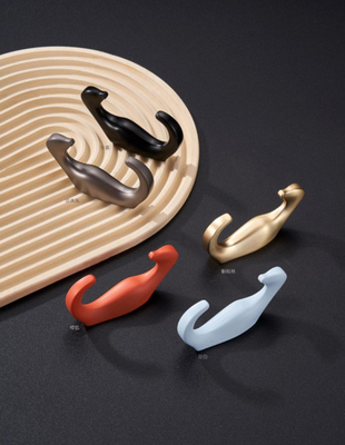 Moderne goud zwarte kleding hoeken hangers zwaar zwaar zink legering metaal wand gemonteerd dubbele prongs
